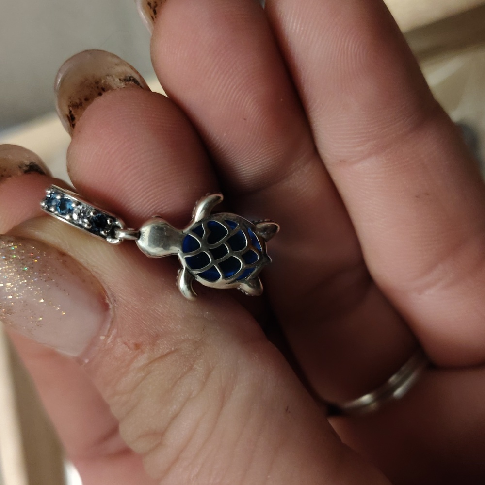Glass turtle charm - Picture 3 of 3